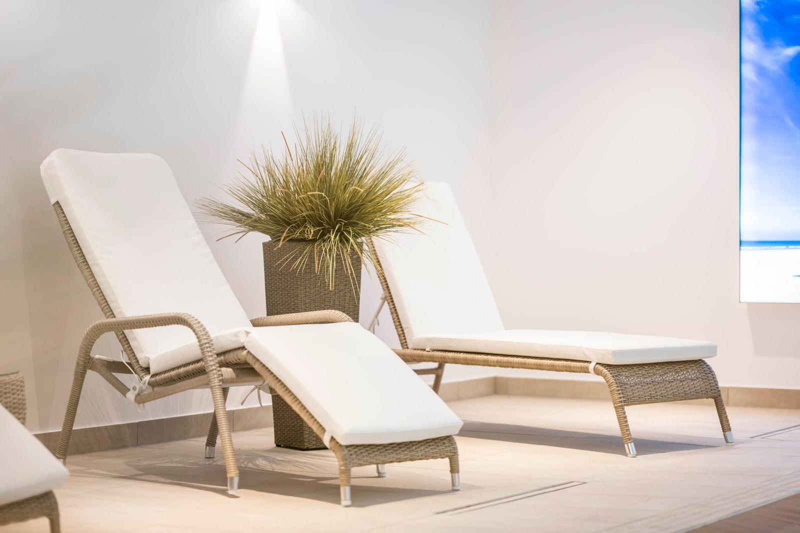 Zwei Liegen mit Dünengras im Wellnessbereich der Strandburg
