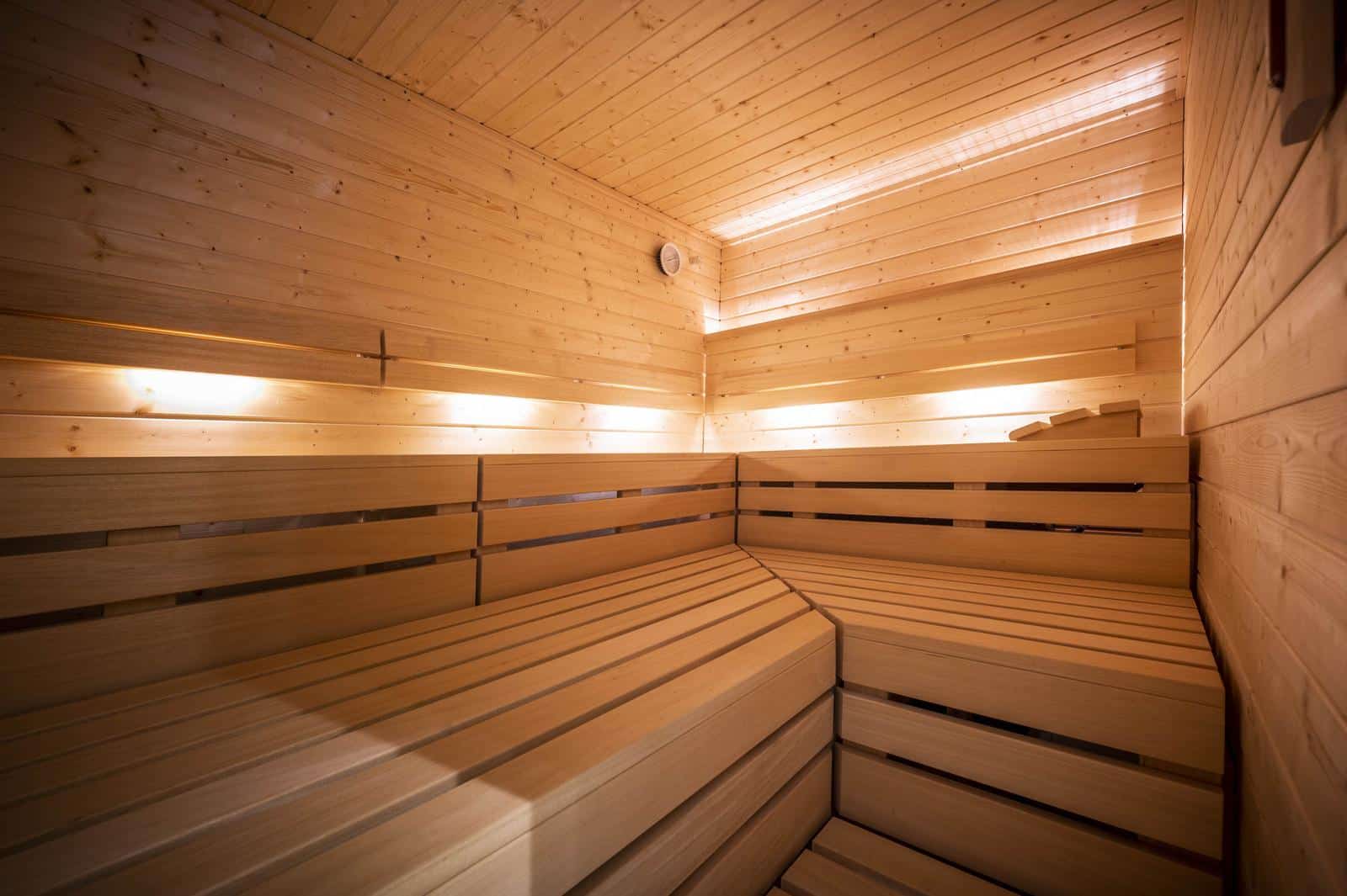 Sauna der Strandburg mit Holzbänken und indirekter Beleuchtung